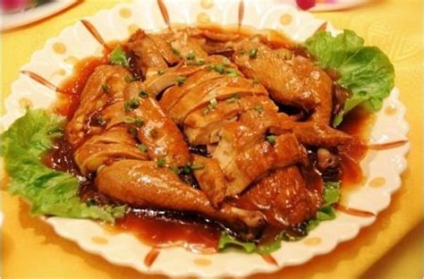  Dezhou Braised Chicken: Ein himmlisches Zusammenspiel von zarten Hähnchenstücken und einer würzigen, süßen Soße!