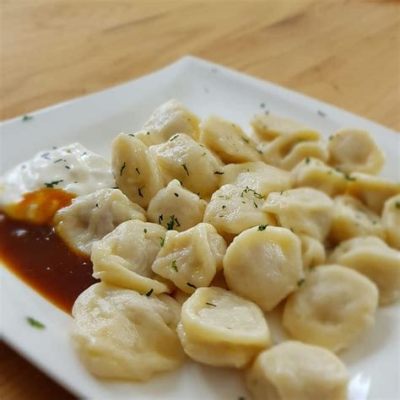  Pelmeni: Herzhaft gefüllte Teigtaschen mit einem Hauch von süßer Säure!