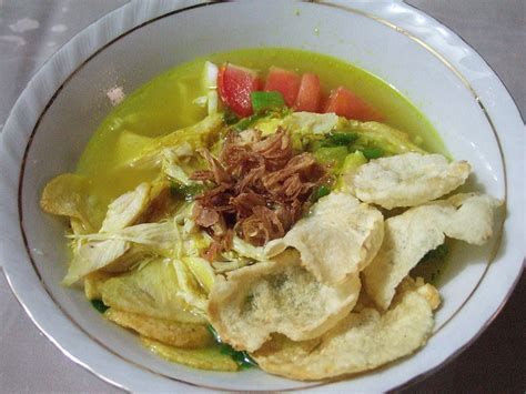  Soto Ayam: Ein explosiver Mix aus scharfen Aromen und cremiger Kokosmilch!