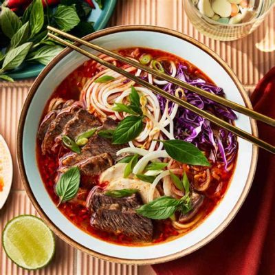  Bún Bò Huế! Ein herzhaftes Feuerwerk vietnamesischer Aromen auf deinem Teller