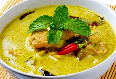  Gaeng Keow Wan Gai - Ein cremiges Thai-Curry mit Kokosmilch und zarten Hähnchenstücken!