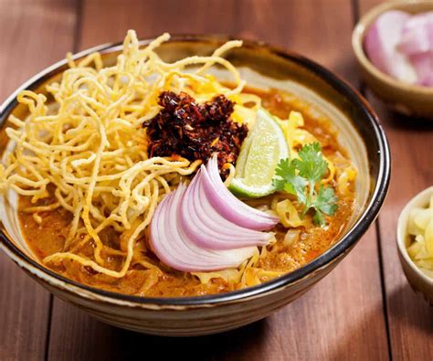  Khao Soi - Ein cremiges Curry-Erlebnis mit knusprigen Nudeln!