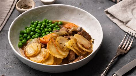  Lancashire Hotpot: Ein deftiges Soulfood-Erlebnis mit saftigen Lammstückchen und einem cremigen Kartoffelmantel!