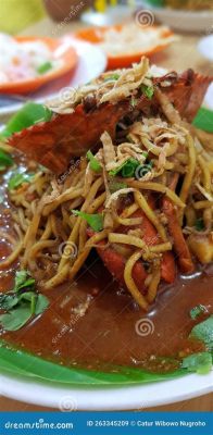  Mie Aceh: Eine cremige Fusion aus Meeresfrüchten und scharfen Gewürzen für Mutige Gaumen!