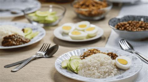  Nasi Lemak: Ein exotisches Geschmackserlebnis mit Kokosnussaroma und scharfer Chili-Note!