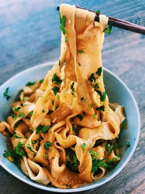  Wuwei Hand-Pulled Noodles: Ein unvergleichliches Geschmackserlebnis aus feinsten Nudeln und würzigem Lammragout!