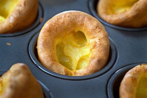  Yorkshire Pudding: Geniessen Sie knusprig gebratenes Gebäck voller saftiger Soße und zartem Fleisch!